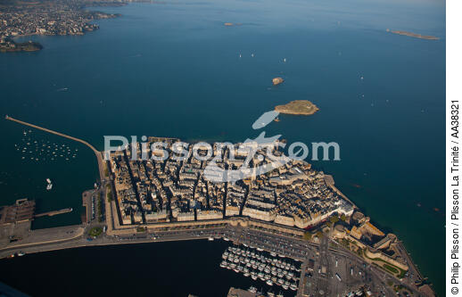 High tide in Saint Malo - © Philip Plisson / Plisson La Trinité / AA38321 - Photo Galleries - Construction/Building
