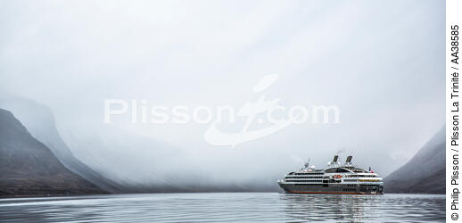 On the west coast of Greenland - © Philip Plisson / Plisson La Trinité / AA38585 - Photo Galleries - Passenger Liner