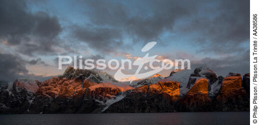 Sur la côte ouest du Groenland - © Philip Plisson / Plisson La Trinité / AA38586 - Nos reportages photos - 16/9 horizontal