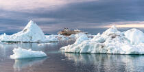 © Philip Plisson / Plisson La Trinité / AA38595 On the west coast of Greenland - Photo Galleries - 16/9 horizontal