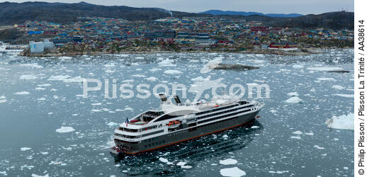 On the west coast of Greenland - © Philip Plisson / Plisson La Trinité / AA38614 - Photo Galleries - Passenger Liner