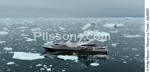 On the west coast of Greenland - © Philip Plisson / Plisson La Trinité / AA38597 - Photo Galleries - Passenger Liner