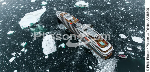 On the west coast of Greenland - © Philip Plisson / Plisson La Trinité / AA38600 - Photo Galleries - Passenger Liner
