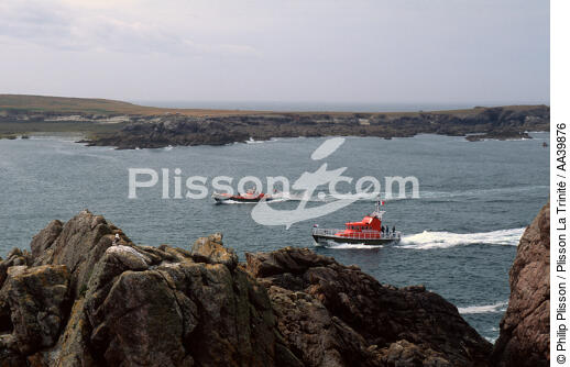 The old and the new lifeboat on the island of Ouessant in the Lampaul bay - © Philip Plisson / Plisson La Trinité / AA39876 - Photo Galleries - Ouessant