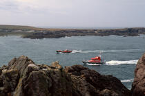 © Philip Plisson / Plisson La Trinité / AA39876 L'ancien et le nouveau canot de sauvetage de l'île d'Ouessant dans la baie de Lampaul - Nos reportages photos - Finistère