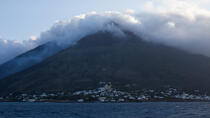 © Philip Plisson / Plisson La Trinité / AA39253 The Stromboli - Photo Galleries - Mountain