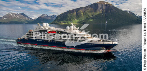 The liner Le Lapérouse in Norwegian waters - © Philip Plisson / Plisson La Trinité / AA39580 - Photo Galleries - Maritime activity