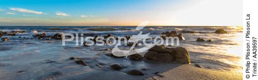 Rocks and break time on the sea - © Philip Plisson / Plisson La Trinité / AA39597 - Photo Galleries - Horizontal panoramic