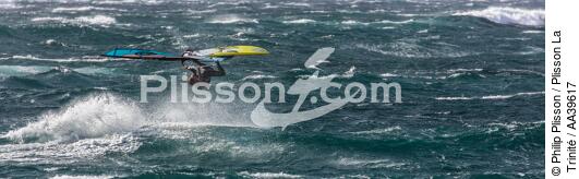 Planche à voile à la Torche dans le Finistère - © Philip Plisson / Plisson La Trinité / AA39617 - Nos reportages photos - Sport nautique