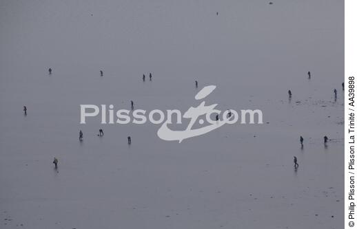 Walk fishing in Brittany - © Philip Plisson / Plisson La Trinité / AA39898 - Photo Galleries - Philip Plisson