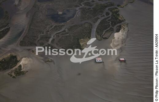 Les cabanes tchanquées de l'île aux oiseaux sur le bassin d'Arcachon - © Philip Plisson / Plisson La Trinité / AA39904 - Nos reportages photos - Vue aérienne
