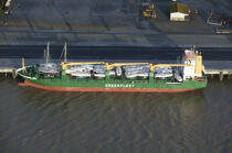 Cargo loaded with sailboats © Philip Plisson / Plisson La Trinité / AA39960 - Photo Galleries - Color